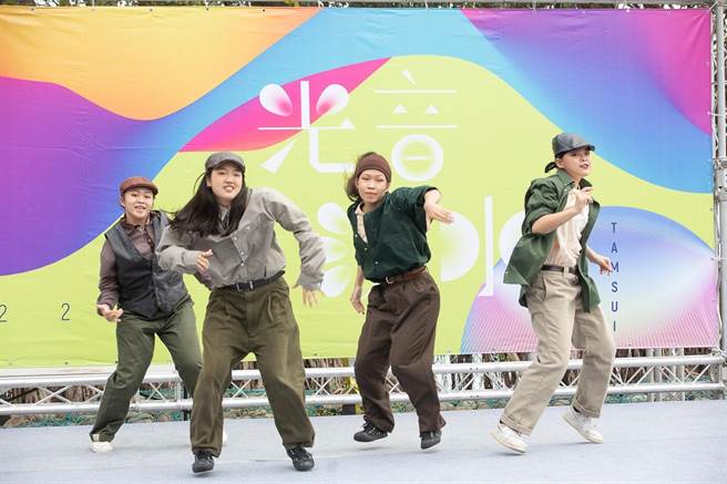 新北市文化局與淡水古蹟博物館近期推出「光音淡水」系列活動，今在百年古蹟「淡水海關碼頭」前舉行光電街舞快閃行，邀請不少舞團在古蹟前尬舞。（文化局提供）