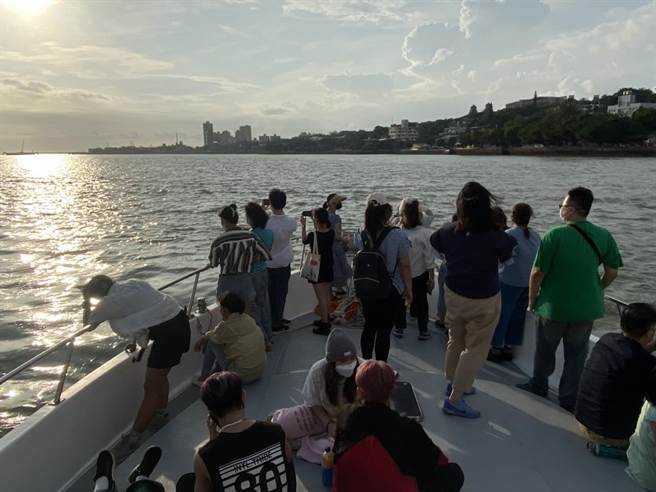 新北市文化局頭本月9日將舉行「淡古金曲演唱會」，當天也將推出「音悅遊艇賞古蹟」活動，邀請民眾體驗淡水河港風情。（文化局提供）