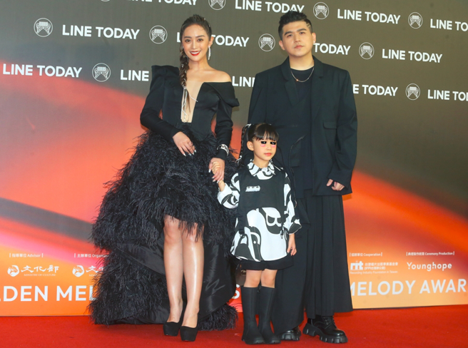 阿美族歌手舞思爱带着丈夫锺宜勋、女儿艾艾一起走上金曲奖红毯。（图／粘耿豪摄）