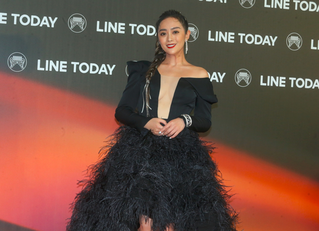 舞思爱胸前开襟设计露出长条型肌肤，雪白UU东西半球呼之欲出。（图／粘耿豪摄）