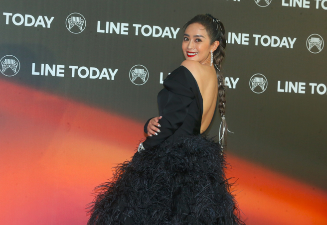 舞思爱一转身露出的大片美背也令人惊艷非常。（图／粘耿豪摄）