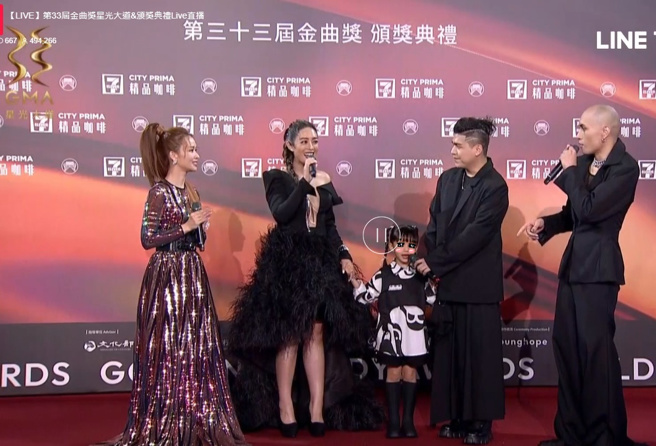 舞思爱带着丈夫锺宜勋、女儿艾艾一起走上红毯。（图／取自LINE TV）