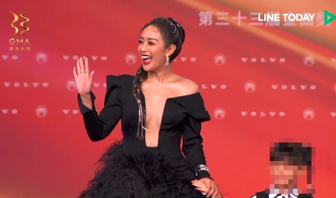 舞思爱带着宝贝女儿艾艾一起开心走金曲奖红毯。（图／取自LINE TV）