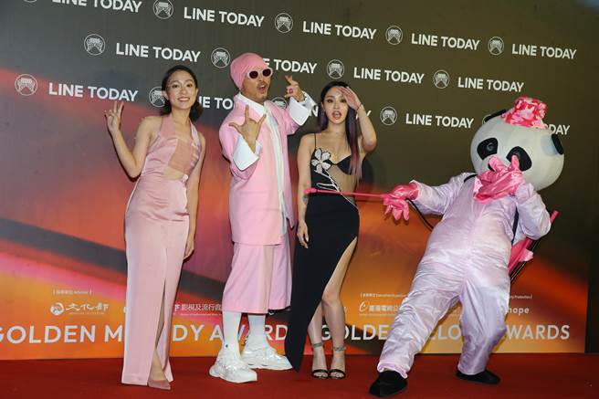 黄明志（左二）和陈芳语（左三）带着〈玻璃心〉MV中的吉祥物熊猫出场，左为《鬼才做音乐》设计师苏绥雯。（罗永铭摄）