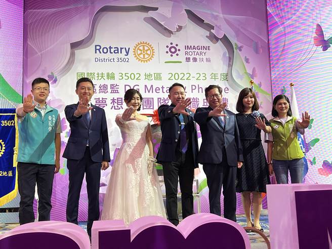 新竹市长林智坚2日桃园初登板，傍晚随着桃园市长郑文灿参加扶轮社活动。(蔡依珍摄)