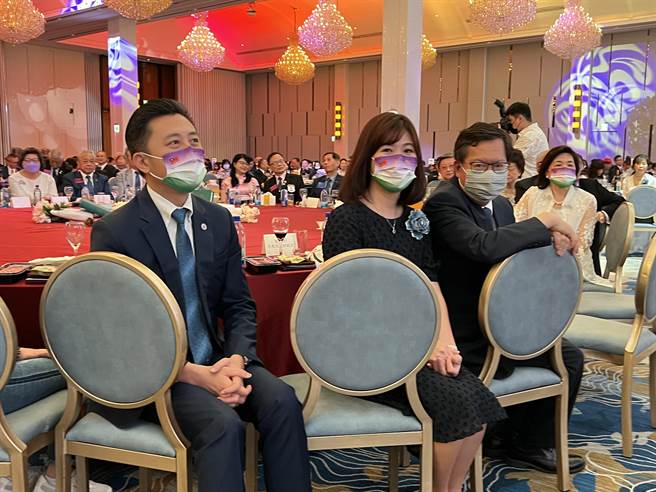 新竹市长林智坚2日桃园初登板，傍晚随着桃园市长郑文灿参加扶轮社活动。(蔡依珍摄)