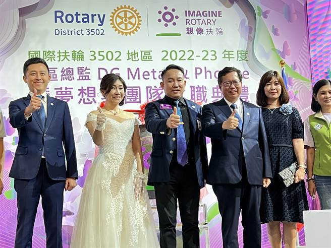 新竹市长林智坚2日桃园初登板，傍晚随着桃园市长郑文灿参加扶轮社活动。(蔡依珍摄)