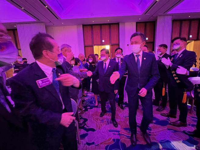 新竹市长林智坚2日桃园初登板，傍晚随着桃园市长郑文灿参加扶轮社活动，2人受到夹道欢迎。(蔡依珍摄)