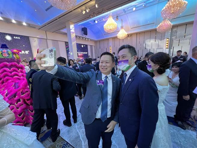 现场抢着和林智坚合照。(蔡依珍摄)