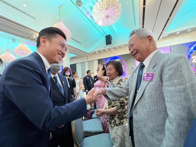 新竹市长林智坚2日和前国民党桃园市党部主委杨敏盛握手时直说：「久仰大名！」(蔡依珍摄)