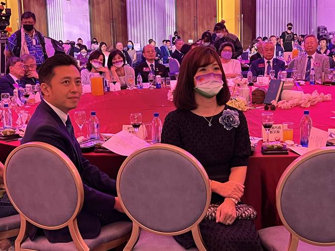 新竹市长林智坚2日桃园初登板，傍晚随着桃园市长郑文灿参加扶轮社活动，前国民党桃园市党部主委杨敏盛(后排右一)也在其中。(蔡依珍摄)