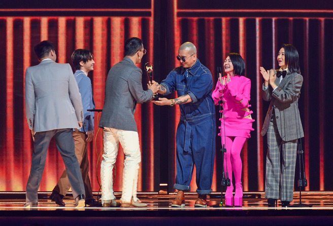 具俊曄頒獎給茄子蛋。（圖／台視提供）