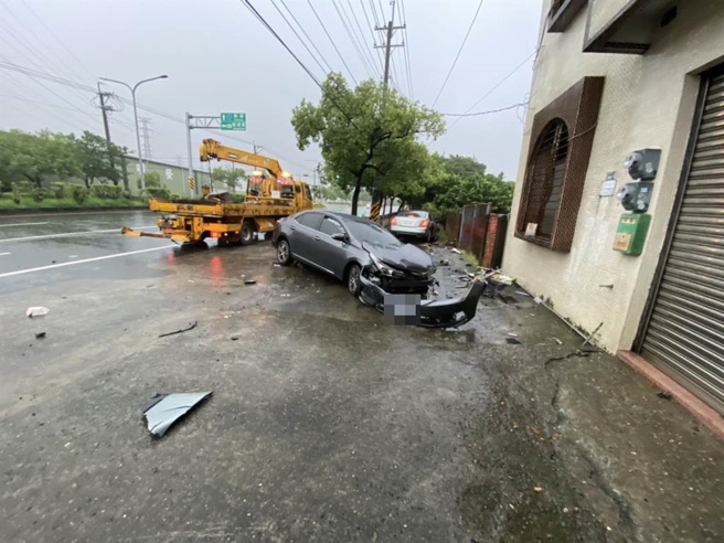 台南六甲傍晚傳出一起車禍，２車擦撞，另輛車的車頭毀損。（讀者提供／曹婷婷台南傳真）