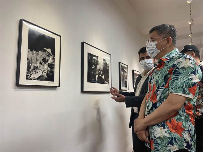 台北市长柯文哲（中）下午先前往信义松菸附近的1839当代艺廊，与定居臺北20年的法国摄影师Hubert KILIAN余白（左一）交流并参观《臺北之胃／味》摄影个展（陈薏云摄）