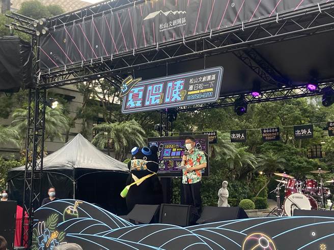 台北市长柯文哲穿着夏威夷风格上衣出席「2022夏日松一下-夏喂咦！？ Summer Festival」开幕活动。（陈薏云摄）