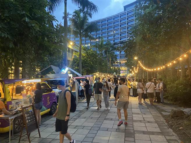 松菸文创园区举办为期三个月每周五六日「出外人 x 夜间招待所」主题市集，吸引夜间人潮光临。（陈薏云摄）