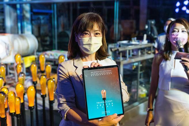 竹市玻璃设计艺术节9月9日将于新竹公园正式开展，沈慧虹7月2日抢先开箱玻璃祈愿装置。（新竹市政府提供／王惠慧新竹传真）