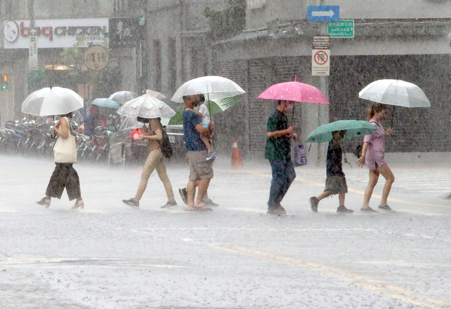 明（3日）各地天气不稳定，容易有局部短暂阵雨或雷雨。（图／赵双杰摄）
