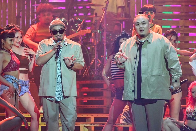 大淵和Matzka比OK的手勢被播出了。（圖／台視提供）