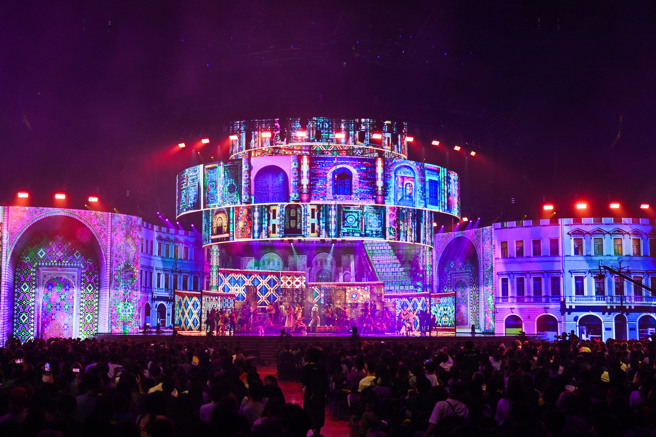 現場像大型歌舞秀。（圖／台視提供）