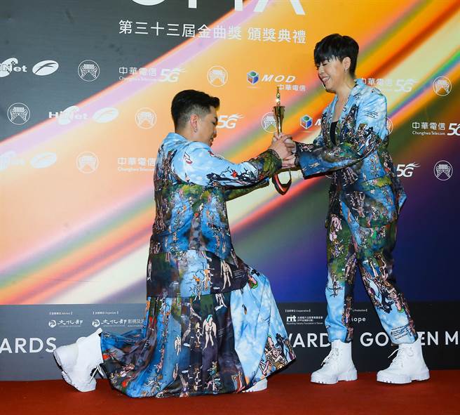 江惠儀2度奪下台語歌后，男友在後台突然作勢下跪。（ 粘耿豪、羅永銘攝）