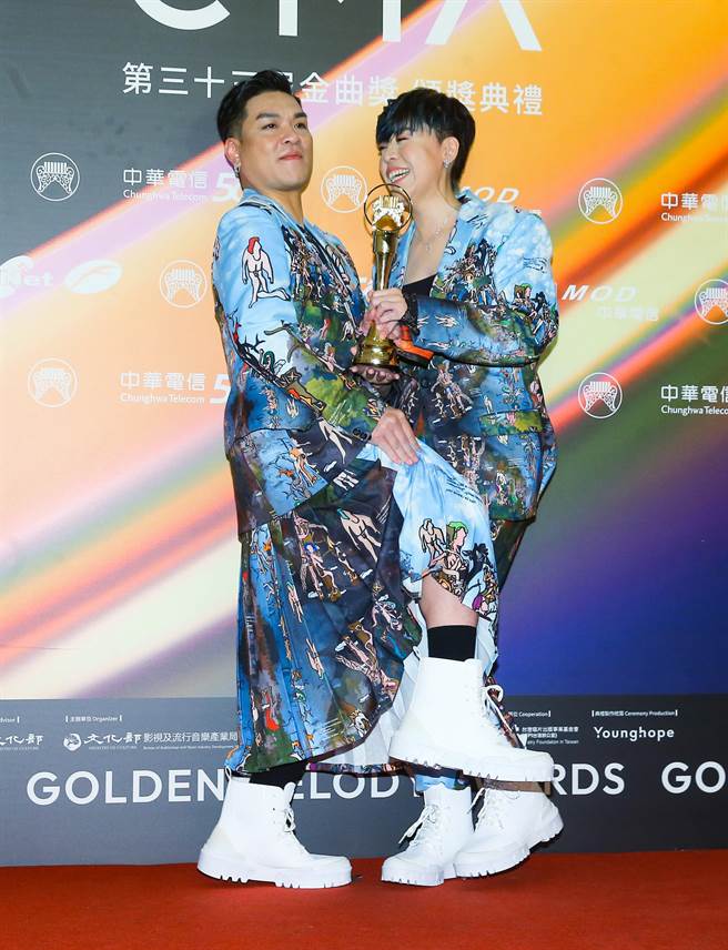 江惠儀奪下第二座台語歌后，男友特地來後台送上祝福。（ 粘耿豪、羅永銘攝）