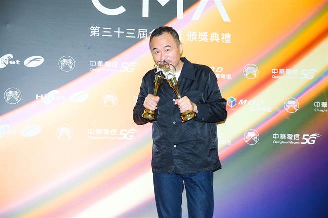 黃連煜開心親吻獎座。（羅永銘攝）