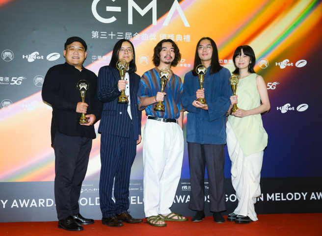 新生代乐团百合花乐团夺下第33届金曲奖最佳台语专辑。(图/ 粘耿豪摄)