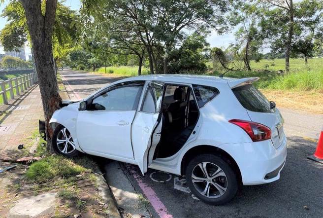 高雄市楠梓区宝溪南街与清丰六路口，6月27日发生一起自小客车撞树及遗留子弹案。（翻摄照片／林瑞益高雄传真）