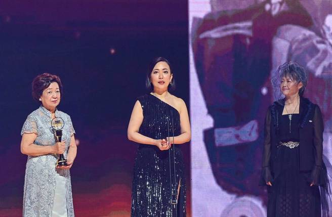 已故歌手邱晨夺特别贡献奖，金智娟(右一)当献奖人、遗孀和女儿代为领奖。(图／台视提供)