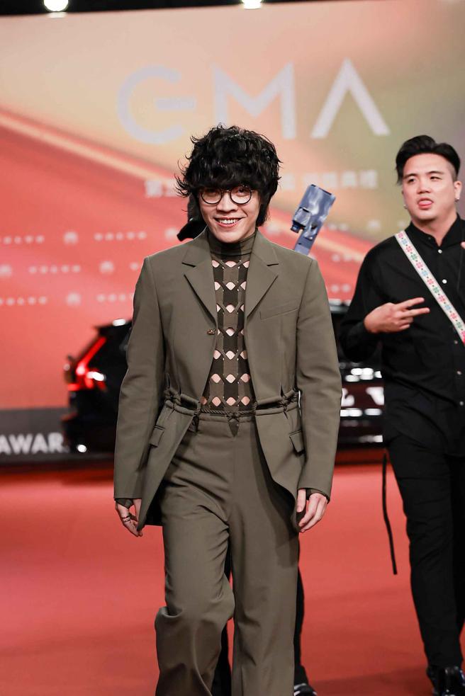 卢广仲以Dion Lee的军绿花编西装外套现身红毯，内搭亮眼受网友好评。（台视提供）