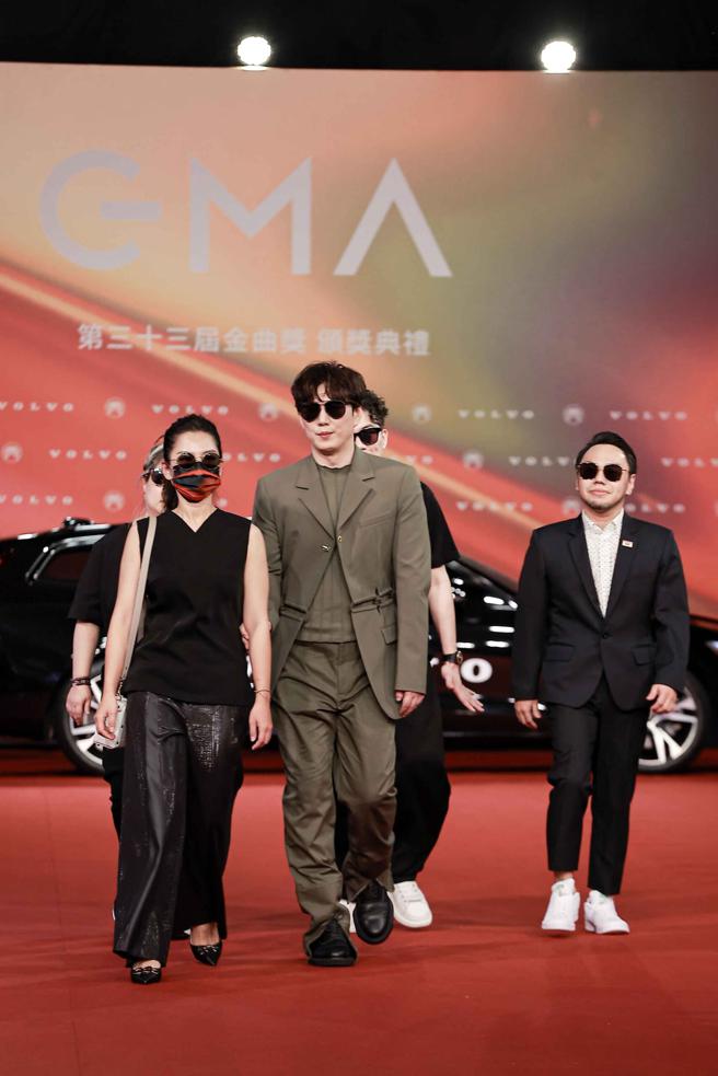 萧煌奇与卢广仲皆选择以Dion Lee军绿色西外出席金曲奖。（台视提供）