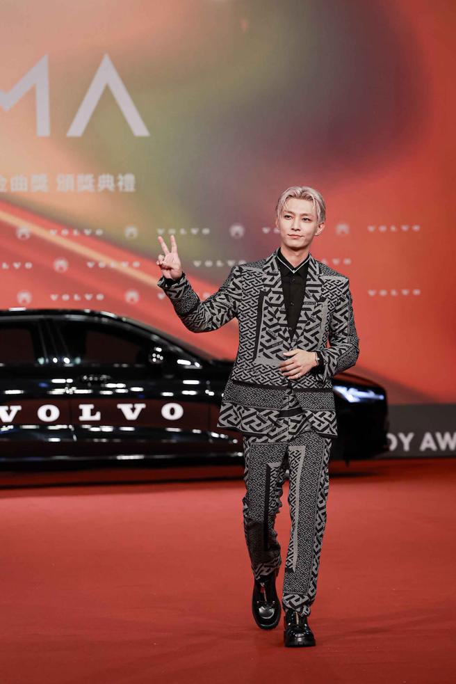 炎亚纶以Versace 2022年早秋系列修身西装现身，服装图样与地质相近，被称为「地质穿搭」。（台视提供）