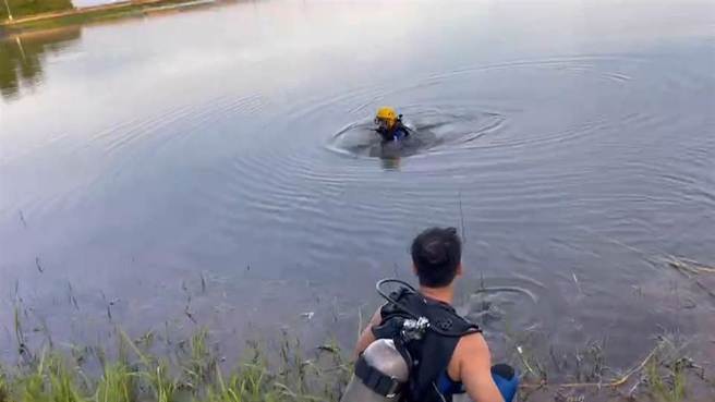 嘉义兰潭水库溺毙案件频传，今年已发生8起，当地都市传说「鲤鱼精抓交替」也再度掀起讨论。(图为30日警消寻获落水女子遗体／民眾提供)