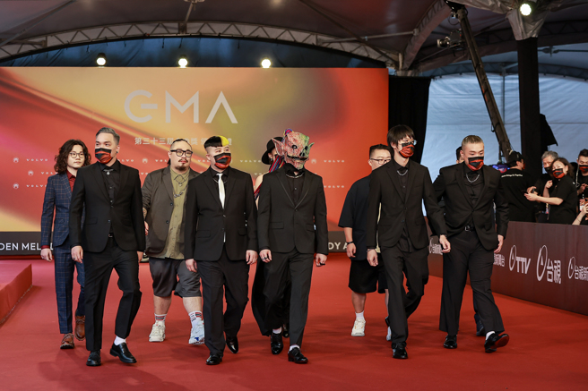 血肉果汁機戴獸頭走星光紅毯，成為金曲獎頒獎典禮開始前最吸睛的存在之一。（圖／台視提供）