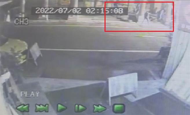 板橋今凌晨社區大樓前有多人聚眾鬥毆，且施暴後便逃之夭夭（紅圈處）。（警方提供）