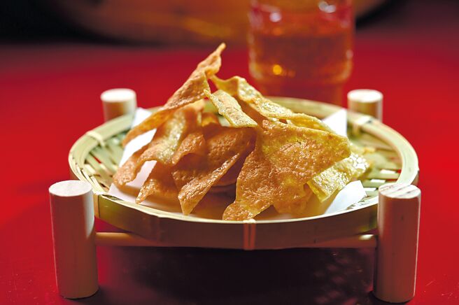 〈台南虱目鱼脆饼〉是用纯虱目鱼浆结合现代厨艺烤制，没有特殊调味就已非常鲜甜。图／姚舜