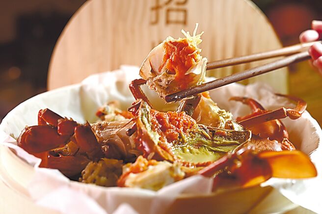 〈招牌红蟳米糕〉严选蟹黄饱满的红蟳，并标榜「没有蟹黄的螃蟹绝不上桌」。图／姚舜