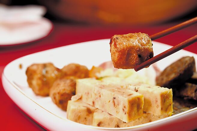 〈虾枣〉内馅主要是火烧虾肉与猪绞肉和荸荠，以猪网油包覆后、不沾粉直接油炸成菜。图／姚舜