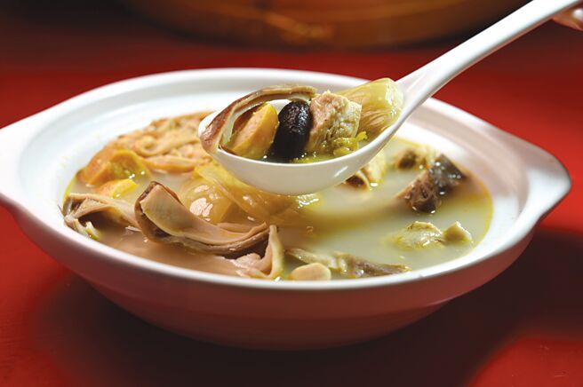 〈咸蛋四宝汤〉选用北海道干贝、韩国花菇、台湾猪肚和咸蛋黄作为「四宝」，并另加了排骨、酸菜和金针菇熬制而成。图／姚舜