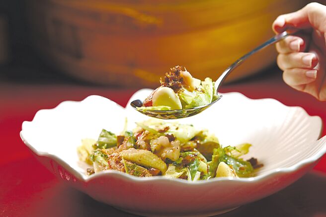 〈乌金酱海鲜沙拉〉的美味密码是阿霞饭店独家制作的（乌鱼子干贝酱），又称「乌金酱」。图／姚舜