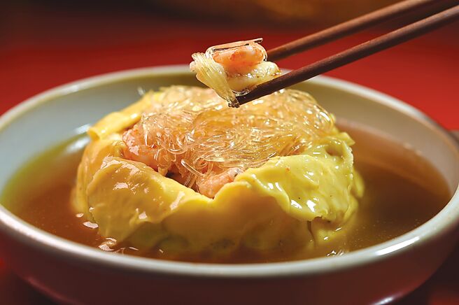 〈蟹肉手剥虾羹〉是以滑嫩的蛋皮包覆，馅料相当丰富。图／姚舜