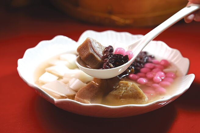 〈ASHA招牌甜汤〉内有每日现做杏仁豆腐、汤圆、块状芋头与蜜红豆，以及特调糖水。图／姚舜