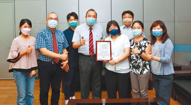 致理科大校长陈珠龙（前排左三）与团队执行长谢絮如（右三）、财务长郑文硕（后排左一）以及指导老师共贺获得创业补助。图／致理科大提供