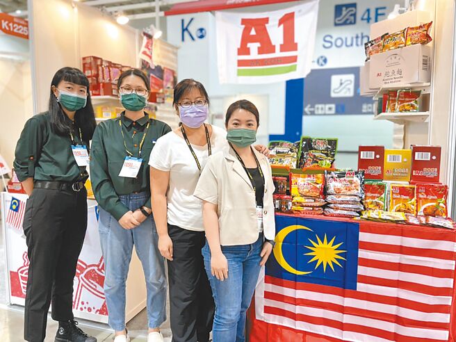 A1台湾总代理霸骨爹许氏餐饮公司经理孙于婷（右）与同仁在2022台北国际食品展介绍A1 36年发展品牌的坚持。图／李水莲