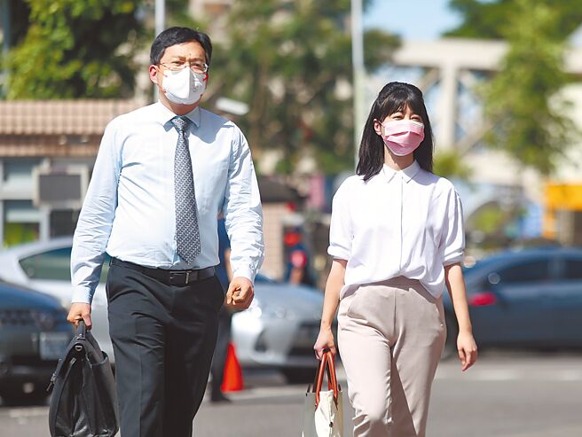 新北地院审理林秉枢涉嫌对立委高嘉瑜施暴案，1日检辩双方均传唤高嘉瑜（右）出庭作证，高嘉瑜在律师李永裕（左）陪同下步入地院。（杜宜谙摄）