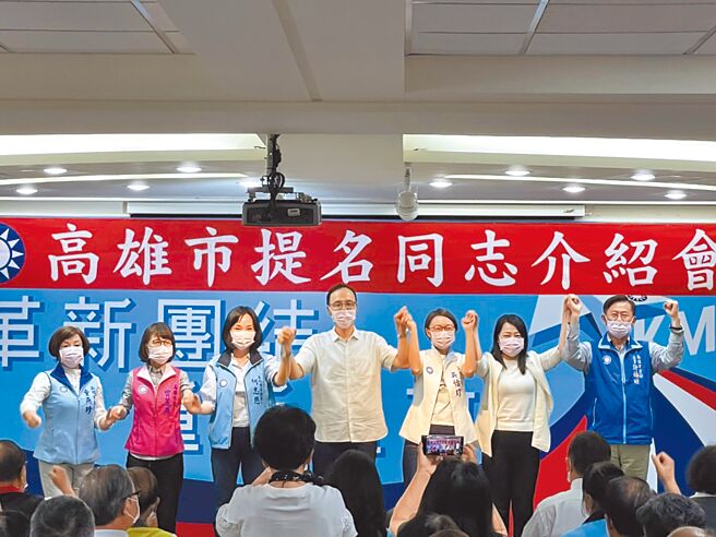 國民黨主席朱立倫1日南下高雄市黨部參加柯志恩介紹會時，強力譴責民進黨跟側翼竟然歧視柯志恩的年齡跟性別。（洪浩軒攝）