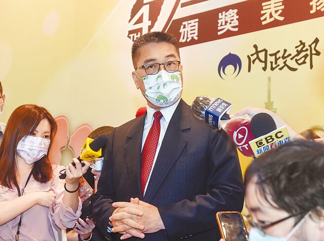 前警政署长陈家钦日前申请提早退休，并于6月底卸任，他接受媒体专访透露，离职主因是内政部长徐国勇介入警政人事。徐国勇1日出席内政部全国户政日活动受访时，反驳「权力本来就是我的，有什么好乔」。（邓博仁摄）