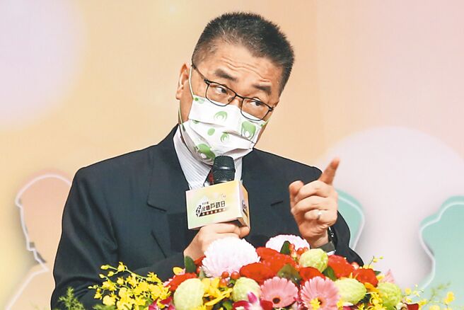 前警政署长陈家钦日前申请提早退休，并于6月底卸任，他接受媒体专访透露，离职主因是内政部长徐国勇介入警政人事，徐国勇1日出席内政部全国户政日活动会前受访时，反驳「权力本来就是我的，有什么好乔」。（邓博仁摄）