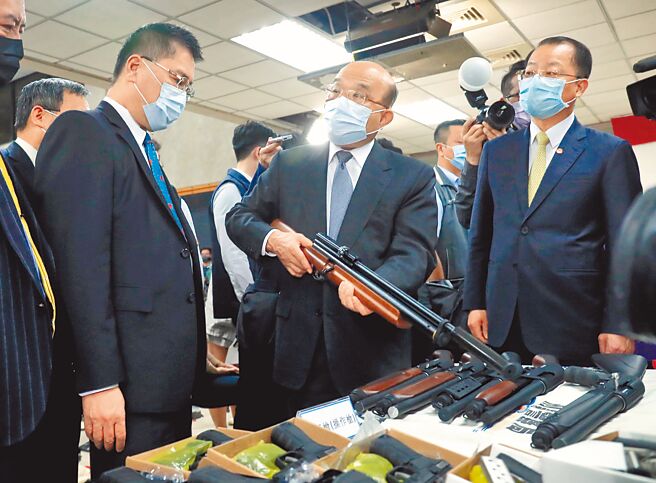 警政署2020年11月破获我国治安史上最大宗走私子弹案，行政院长苏贞昌（中）9日在内政部长徐国勇（左）等人陪同下，到刑事局嘉勉有功单位同仁。（本报资料照片）